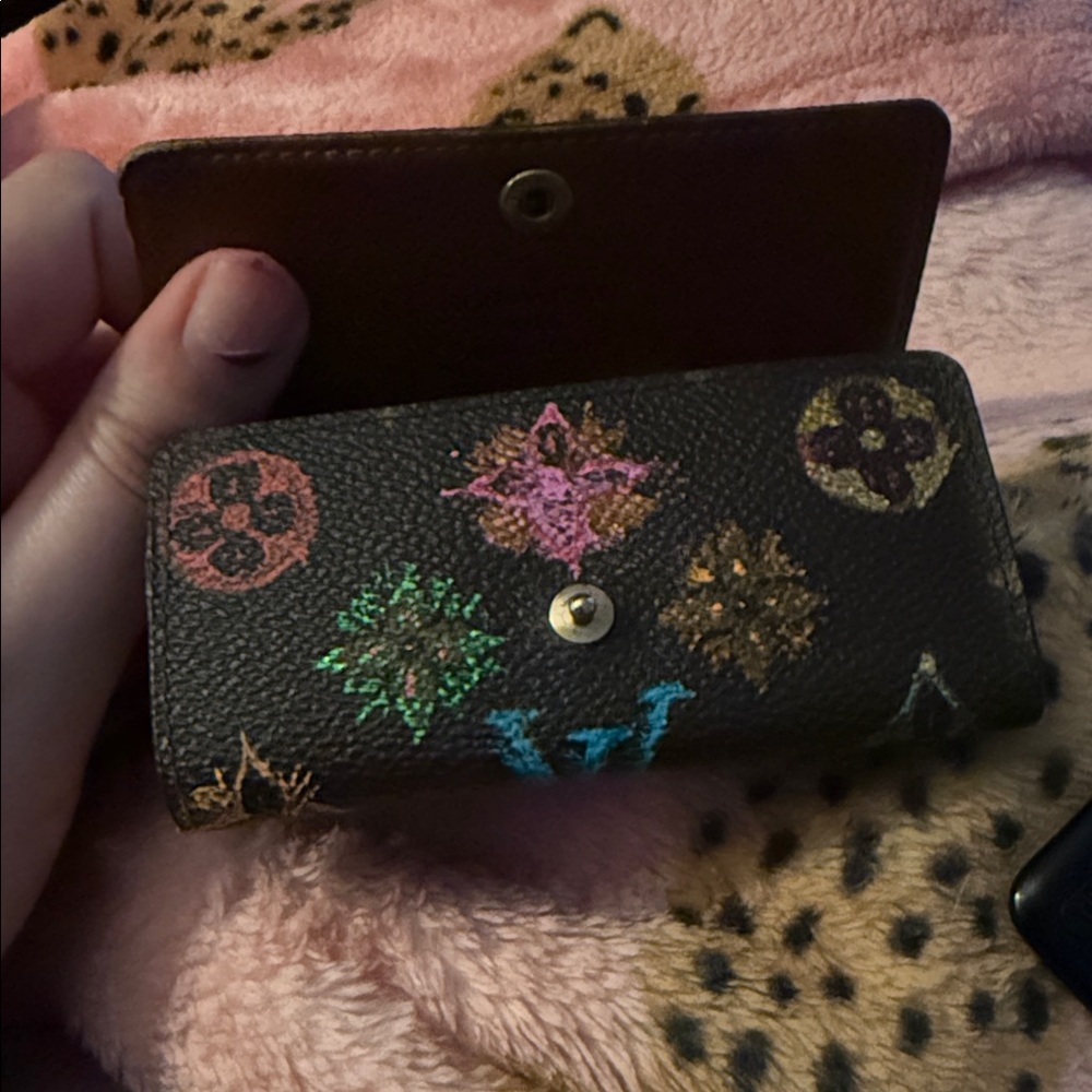 Authentic custom painted Louis Vuitton key ring holder - Picture 3 of 6